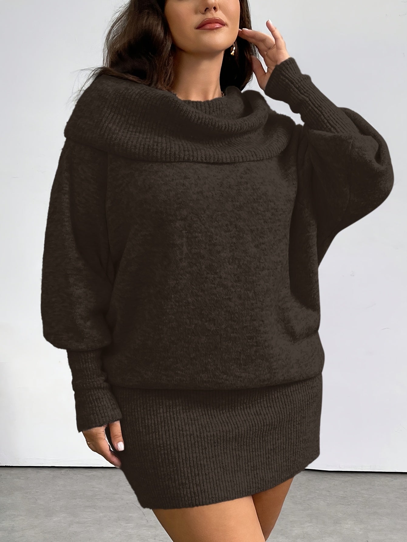 Plus Size, 21e Eeuw Grijze Off-Shoulder Jurk - Elegante Lange Mouwen A-Lijn Midi Jurk met Stack Neck, All-Season Casual tot Formele Kleding (Kantoor, Feest, Bruiloft) - Zachte Stof, No-Design